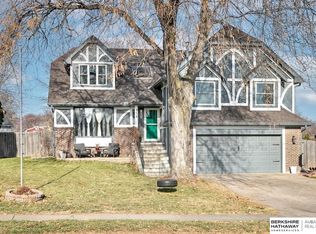 914 Iron Rd, Papillion, NE 68046