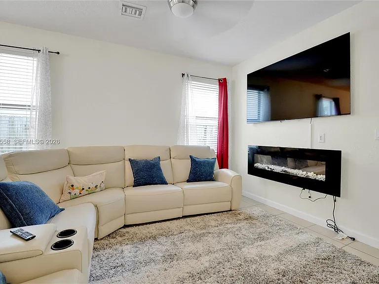101 NE 37th Pl — Photo 3