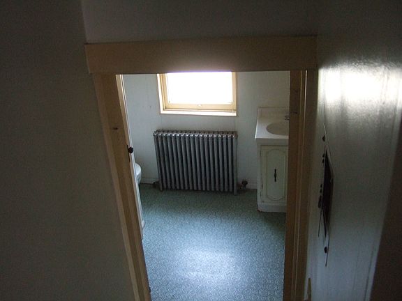 2nd flr bath