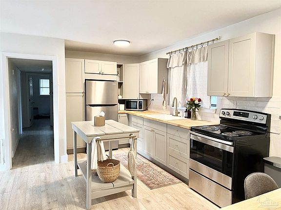 3rd image of 20 Pleasant Ave