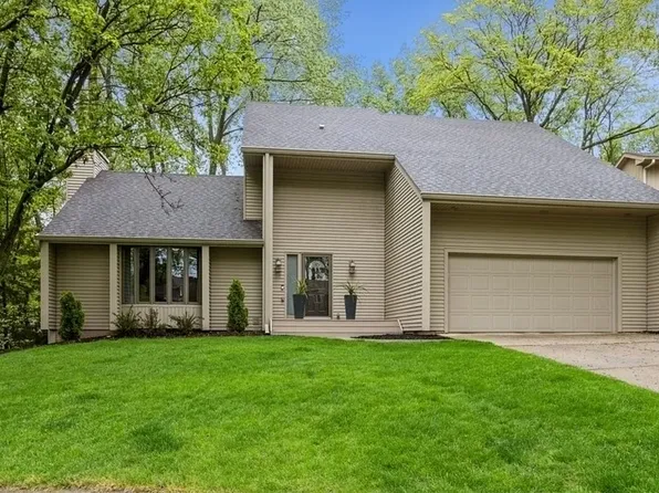 10574 Greenbelt Dr, Clive, IA 50325