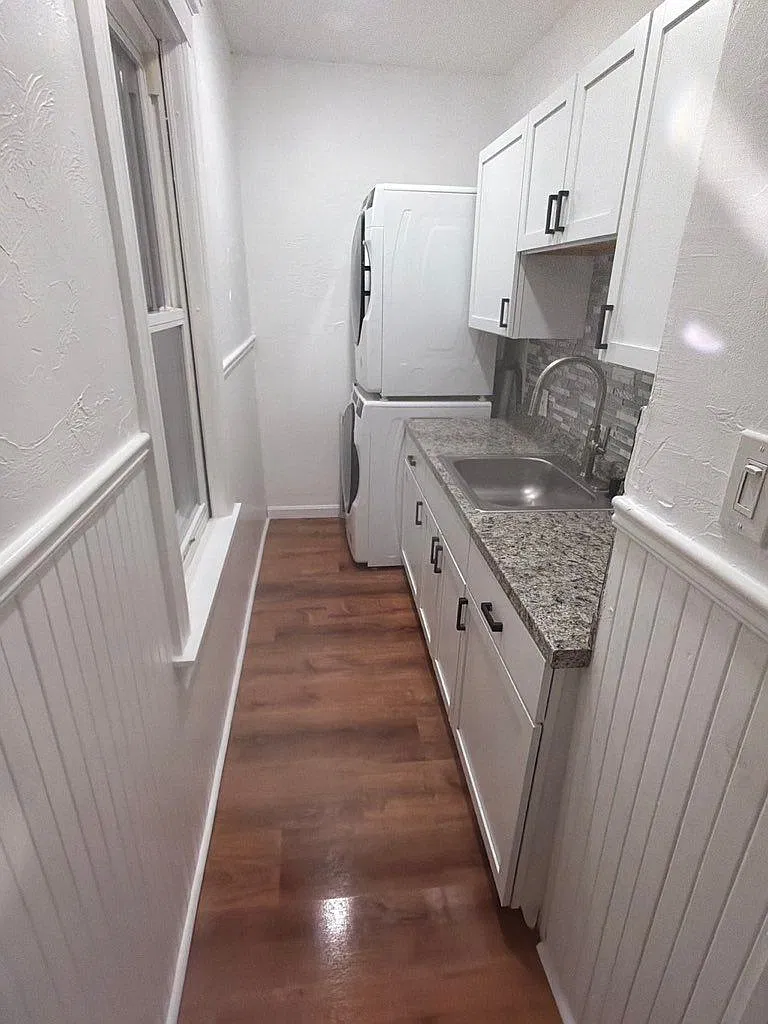 3 bed, 1.0 bath, 1100 sqft, $2,300 — Photo 3