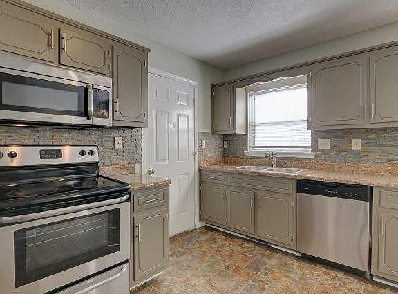 4th image of 550 Somerset Ln