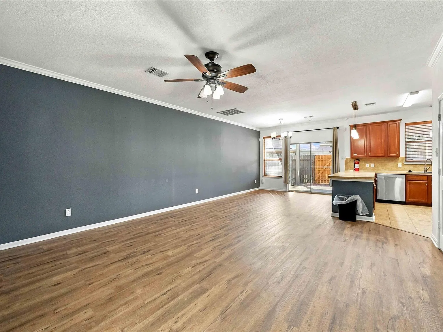3 bed, 2.5 bath, 1551 sqft, $1,800 — Photo 3