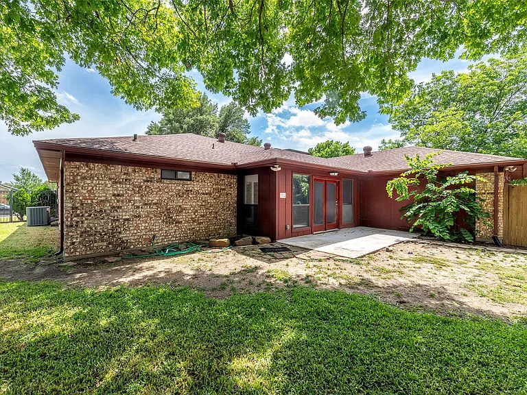 2705 Lawndale Dr — Photo 12