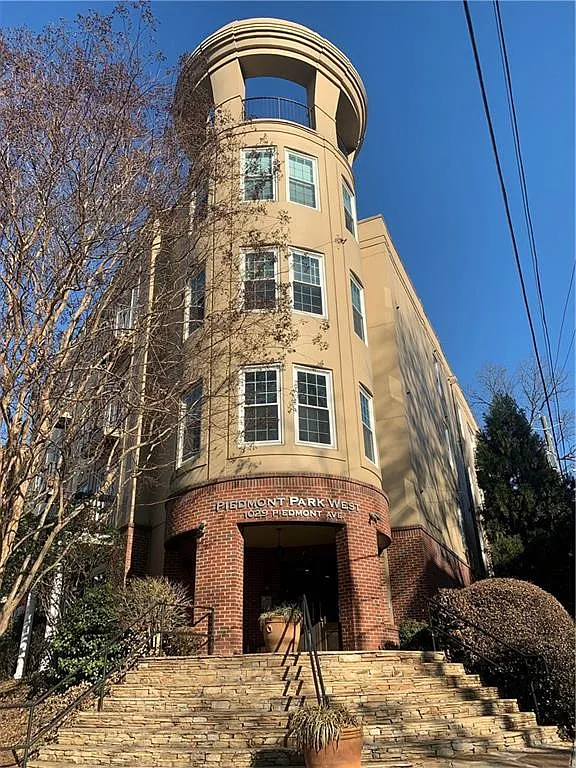 1 bed, 1.0 bath, 895 sqft, $2,090 — Photo 1
