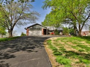 6515 Christopher Dr, Saint Louis, MO 63129