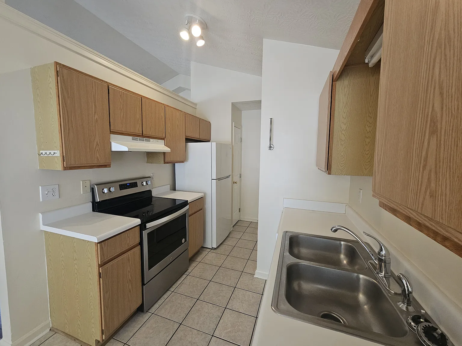 3 bed, 1108 sqft, $1,800 — Photo 3