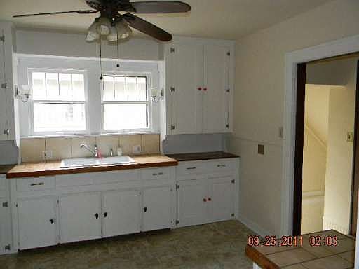 5th image of 1311 Emerald Ave NE