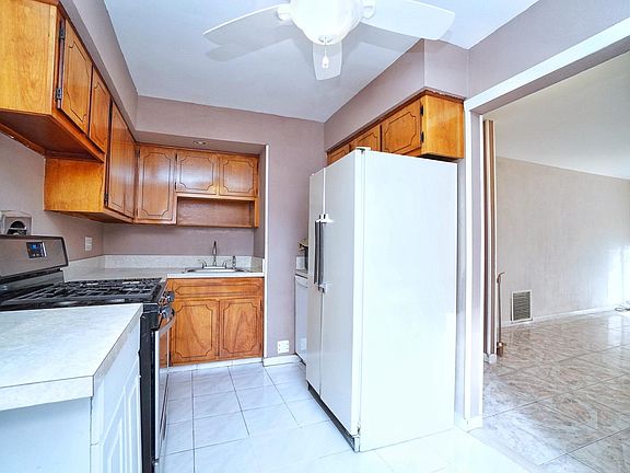 3rd image of 192 Woodbine Ave #1