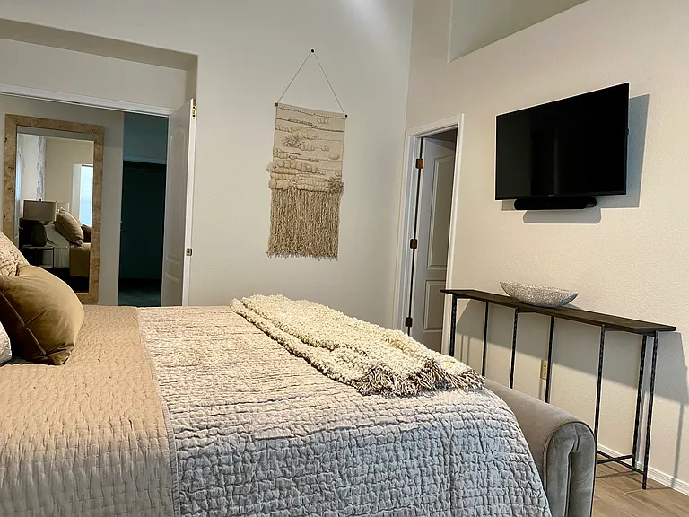 2460 W Catalpa Rd — Photo 32