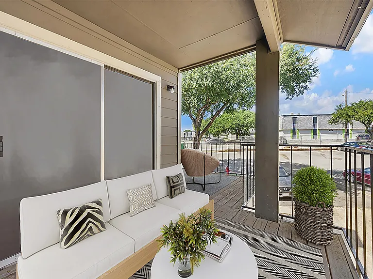 VS Unit 02 Patio 01