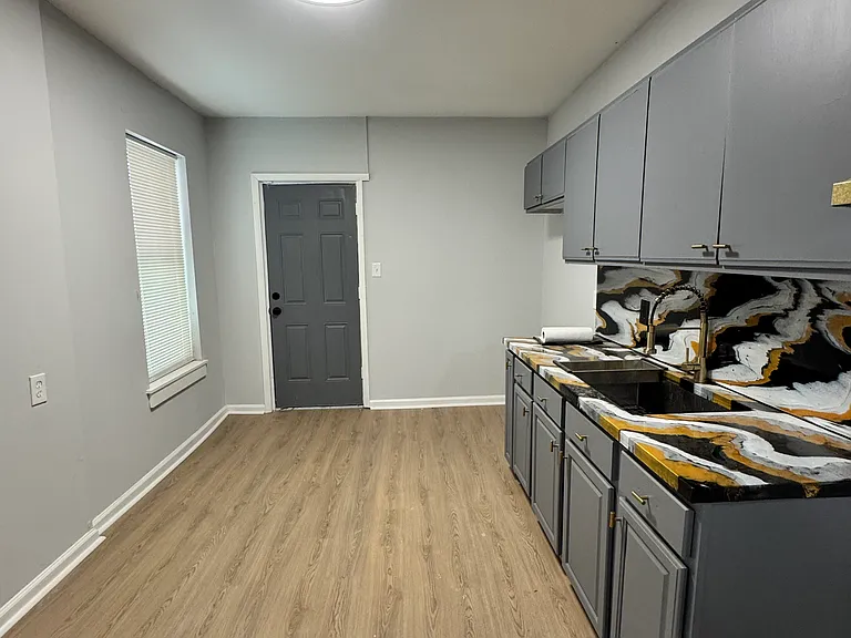 832 W 5th St — Photo 3