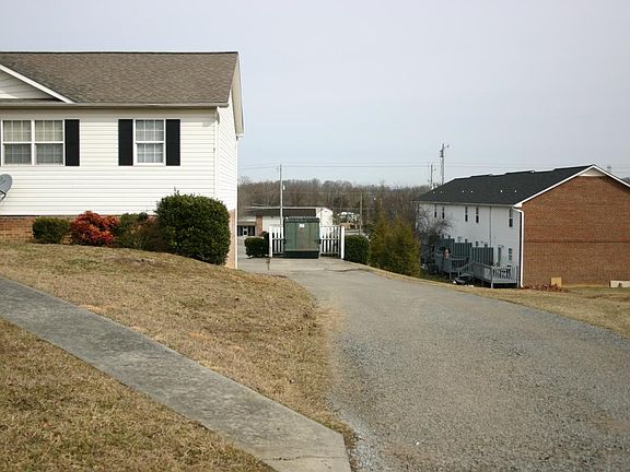 3rd image of 123 Lee Dr #1