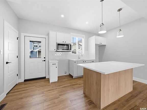 5th image of UNIT 133-3220 11th STREET W