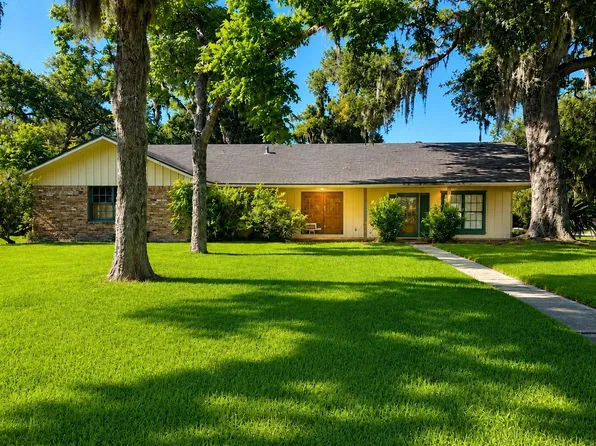131 Daisy St, Lake Jackson, TX 77566