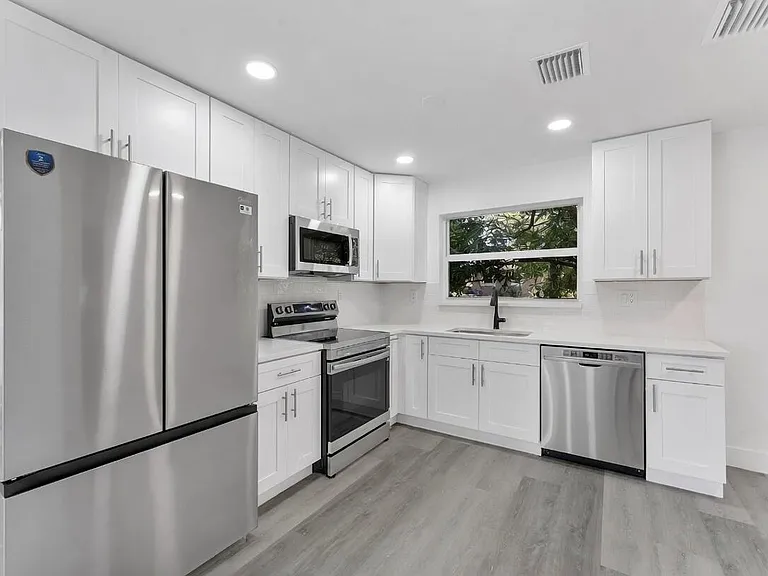 307 NW 6th St — Photo 3