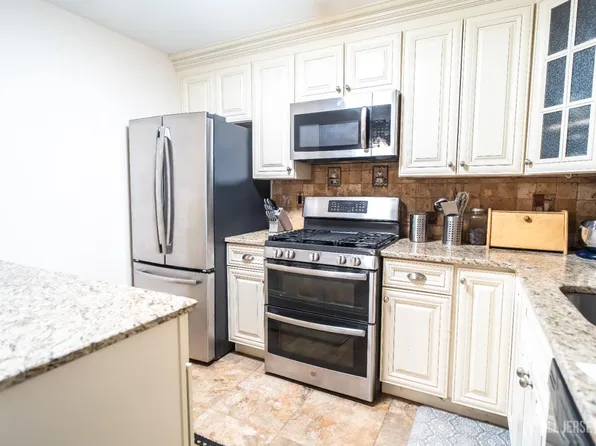 2402 Candlelight Ct, Helmetta, NJ 08828