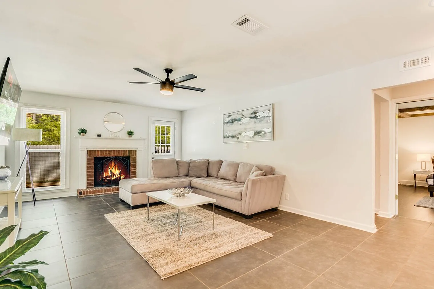 4 bed, 3.0 bath, 2421 sqft, $5,044 — Photo 4