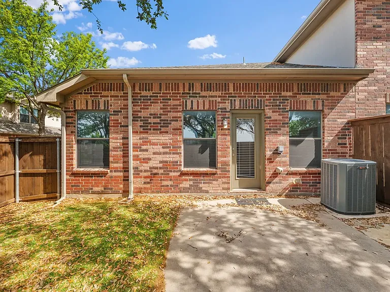 1013 Lucy Ln — Photo 10