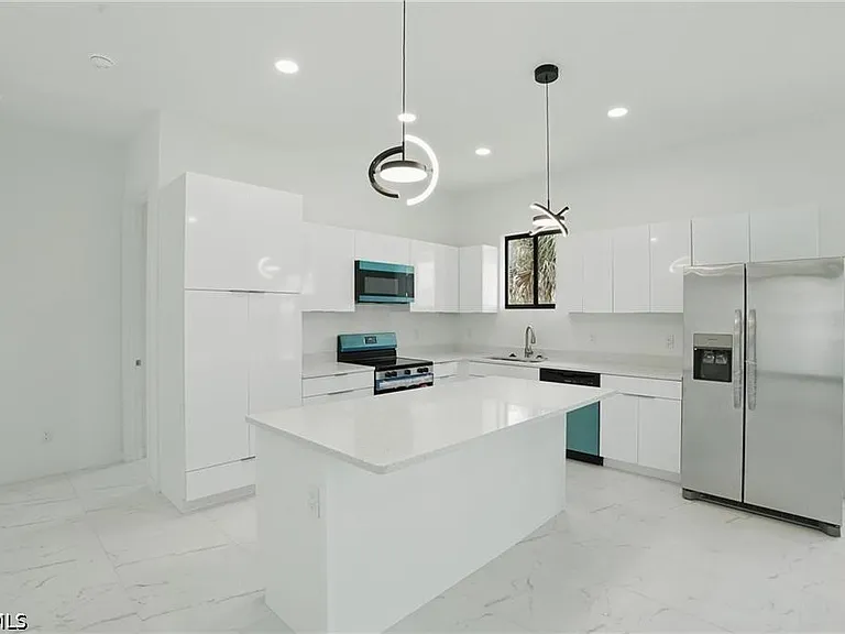 472 Rajah St — Photo 5