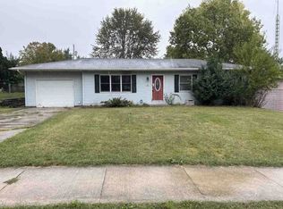 402 W Pickwick Dr, Syracuse, IN 46567