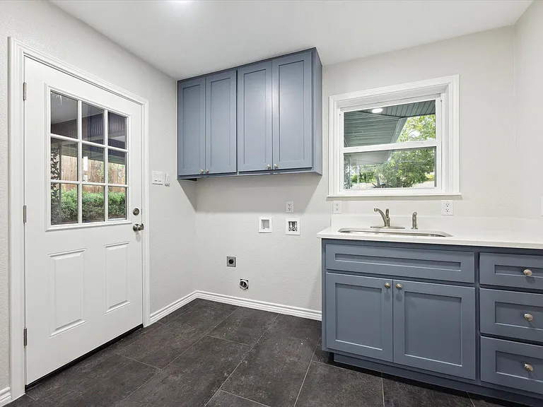 1305 W 1st St — Photo 30