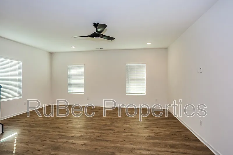 3 bed, 2.5 bath, 1451 sqft, $2,000 — Photo 4