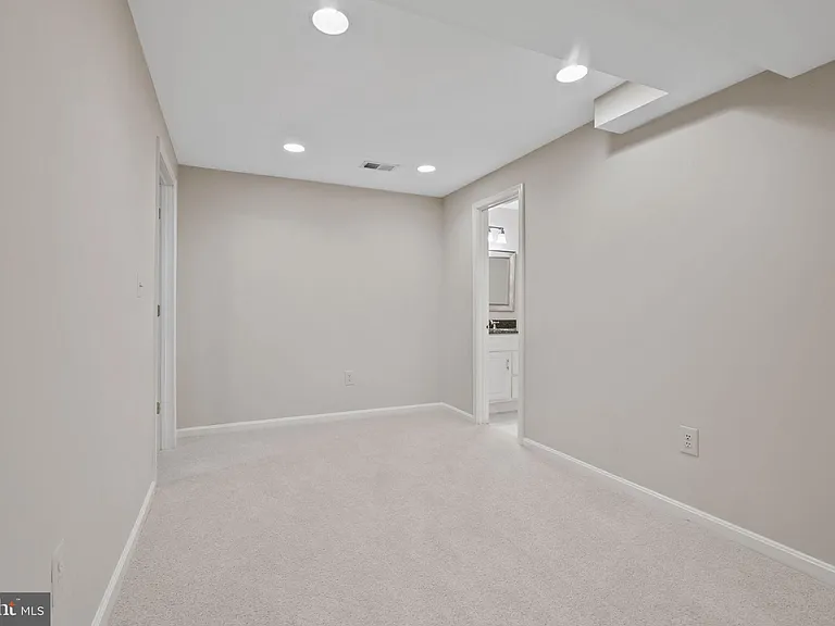 6506 Bellamine Ct — Photo 33