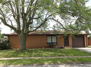 1525 Julie Dr, Bloomington, IL