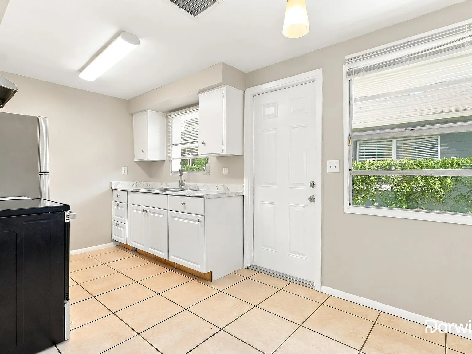 3 bed, 1.0 bath, 945 sqft, $1,560 — Photo 3