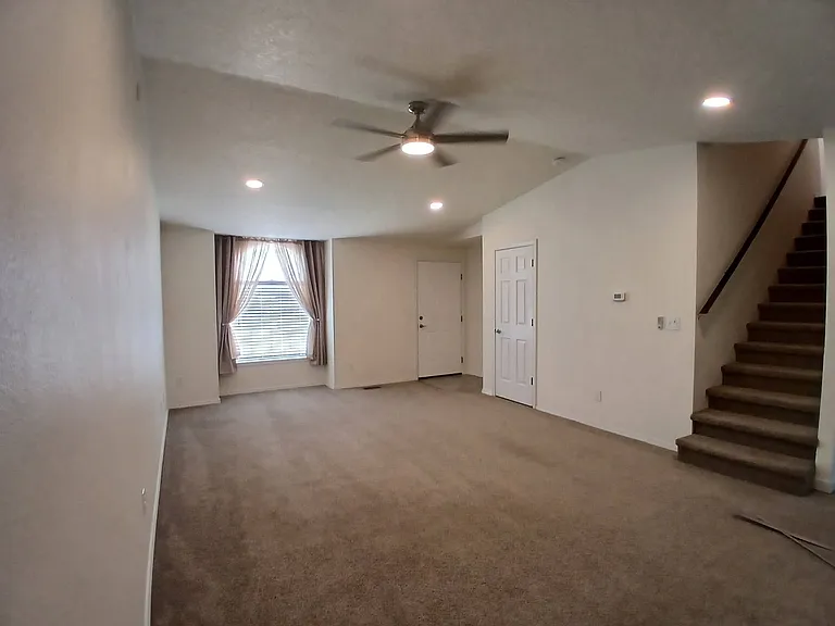 2807 Laurel Way — Photo 2