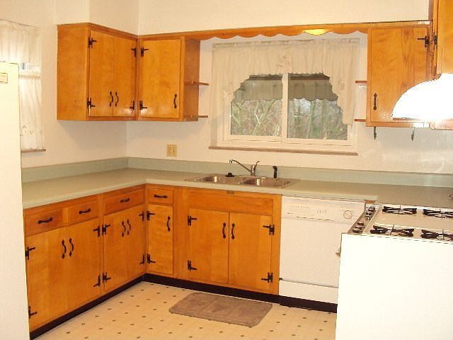 2nd image of 1931 Oakridge Dr