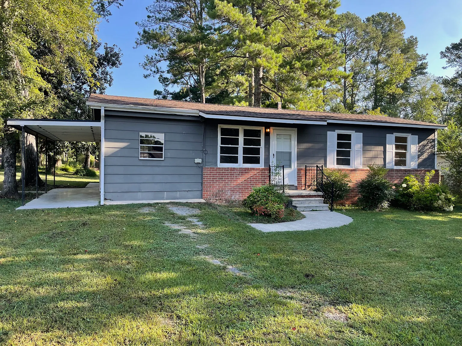 3 bed, 1.0 bath, 1400 sqft, $1,450 — Photo 1