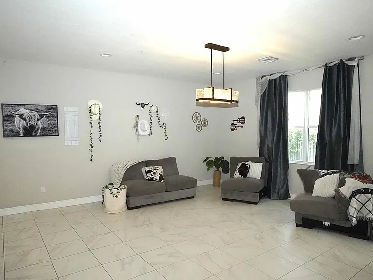 1271 NW Leonardo Cir — Photo 3