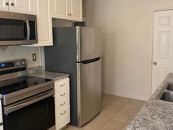 5th image of 2128 Grand Coulee Blvd