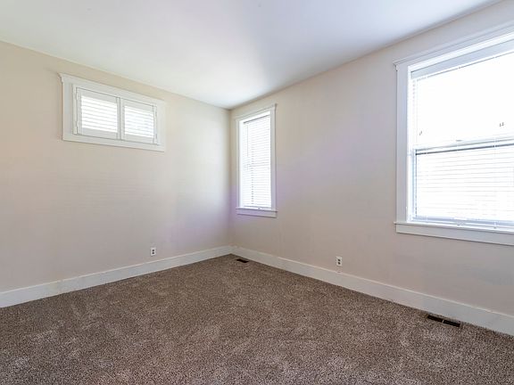 3rd image of 116 E Oak St