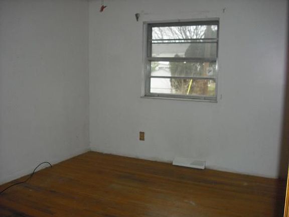 4th image of 5028 Fullerton Dr