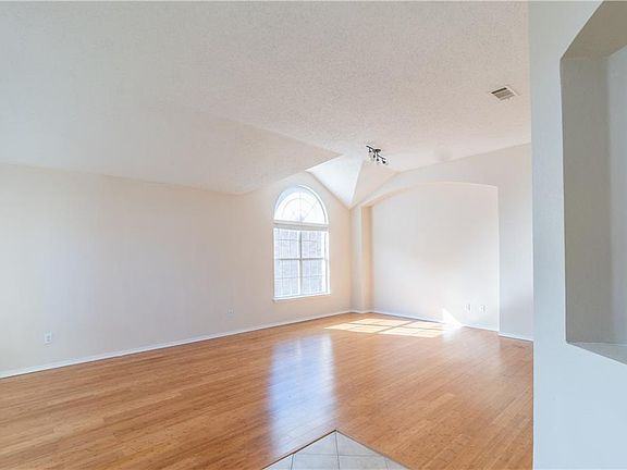 4th image of 1131 Deer Valley Ln
