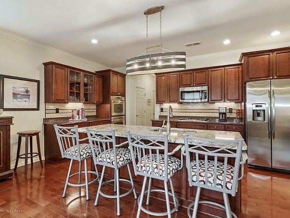 5th image of 165 Wintergreen Dr