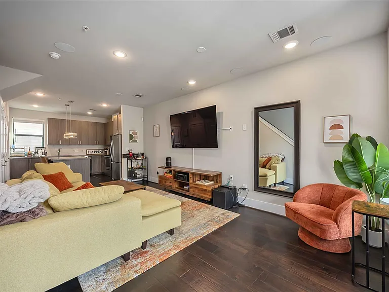 2401 Crawford St #A210 — Photo 14