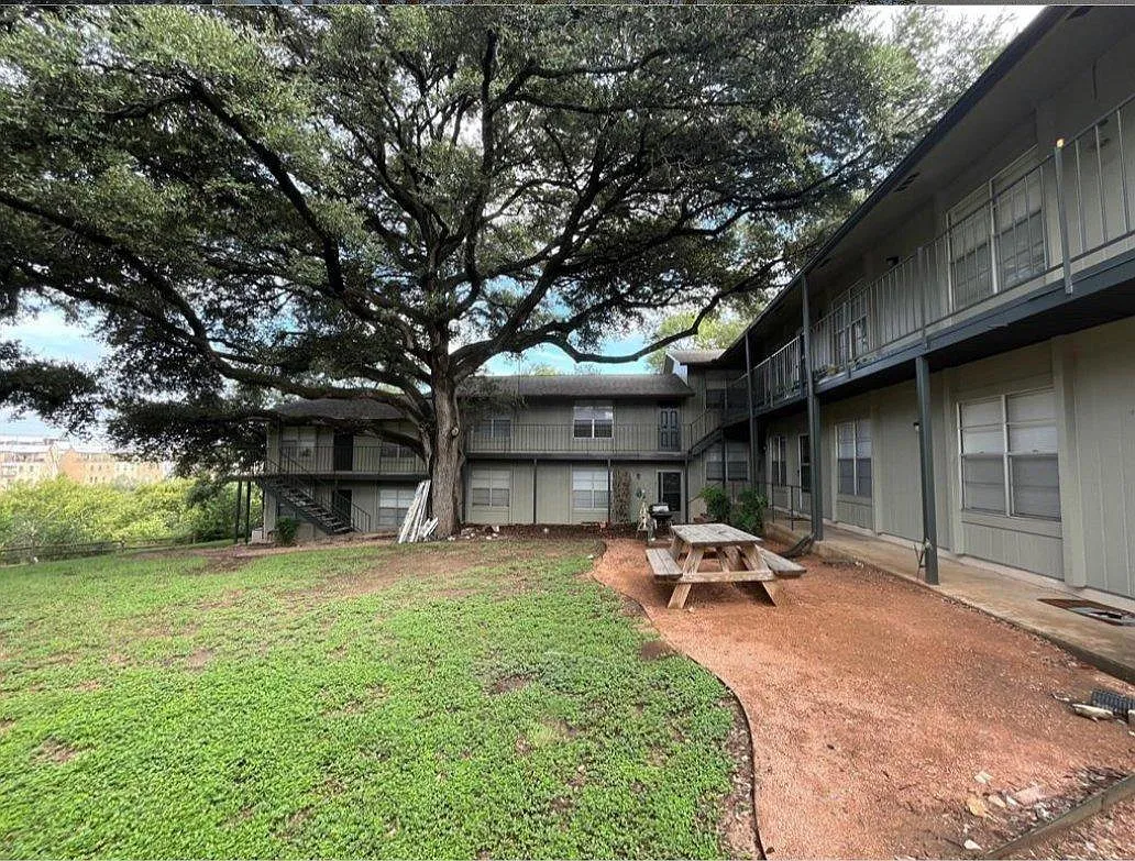 2 bed, 1.0 bath, 800 sqft, $900 — Photo 1