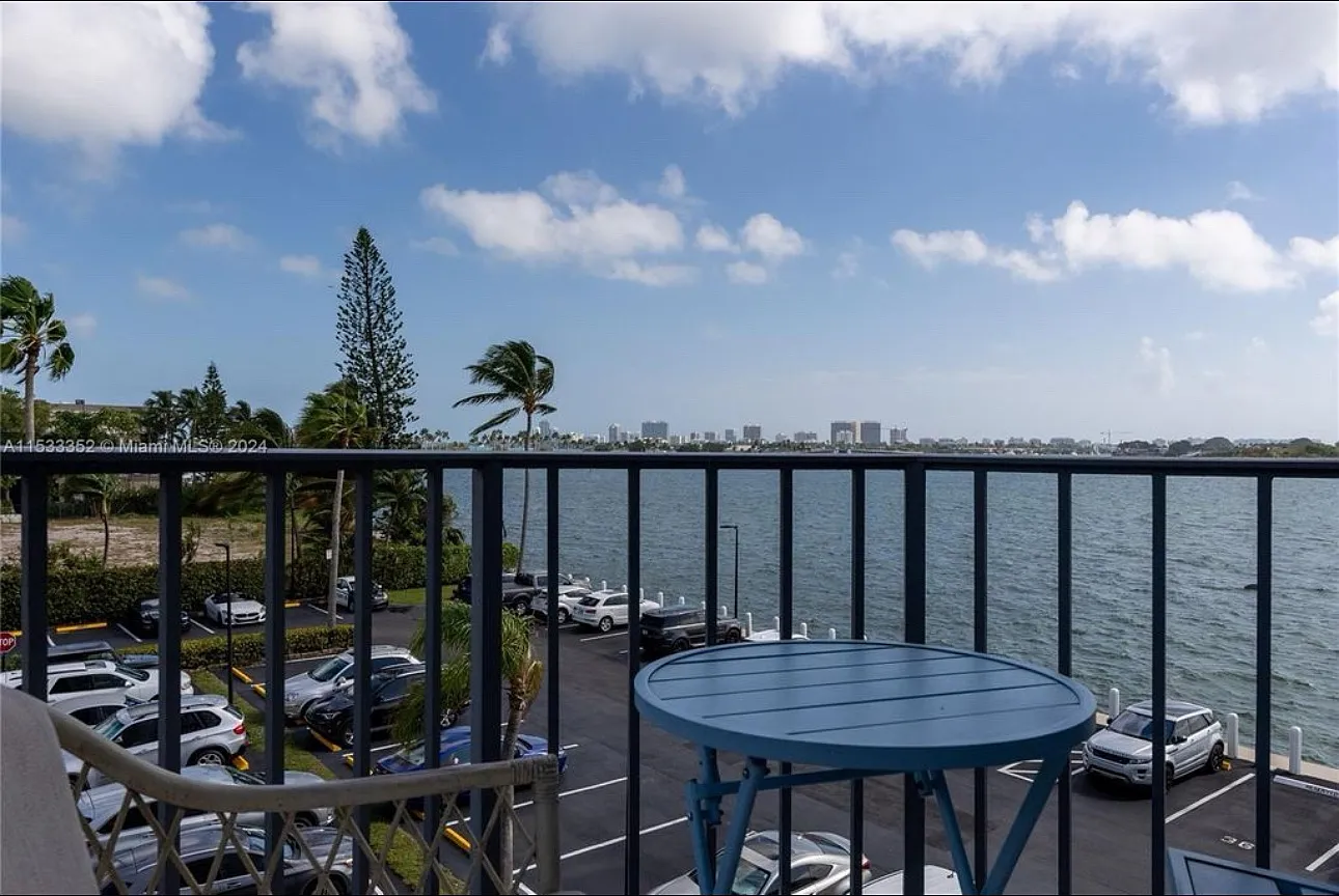 11930 N Bayshore Dr — Photo 2