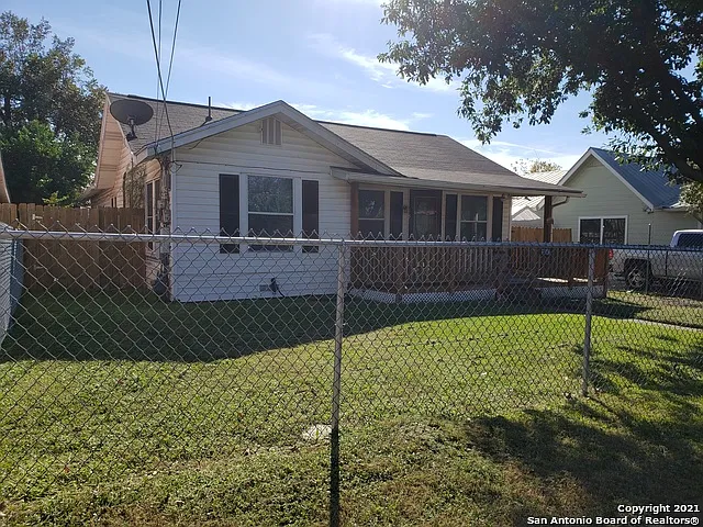 3 bed, 2.0 bath, 1418 sqft, $1,600 — Photo 2