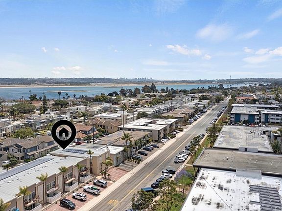 Very close to stores, restaurants and of course... the beaches and bay