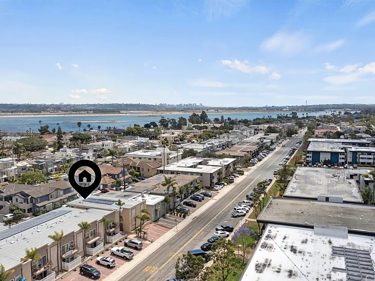 Very close to stores, restaurants and of course... the beaches and bay