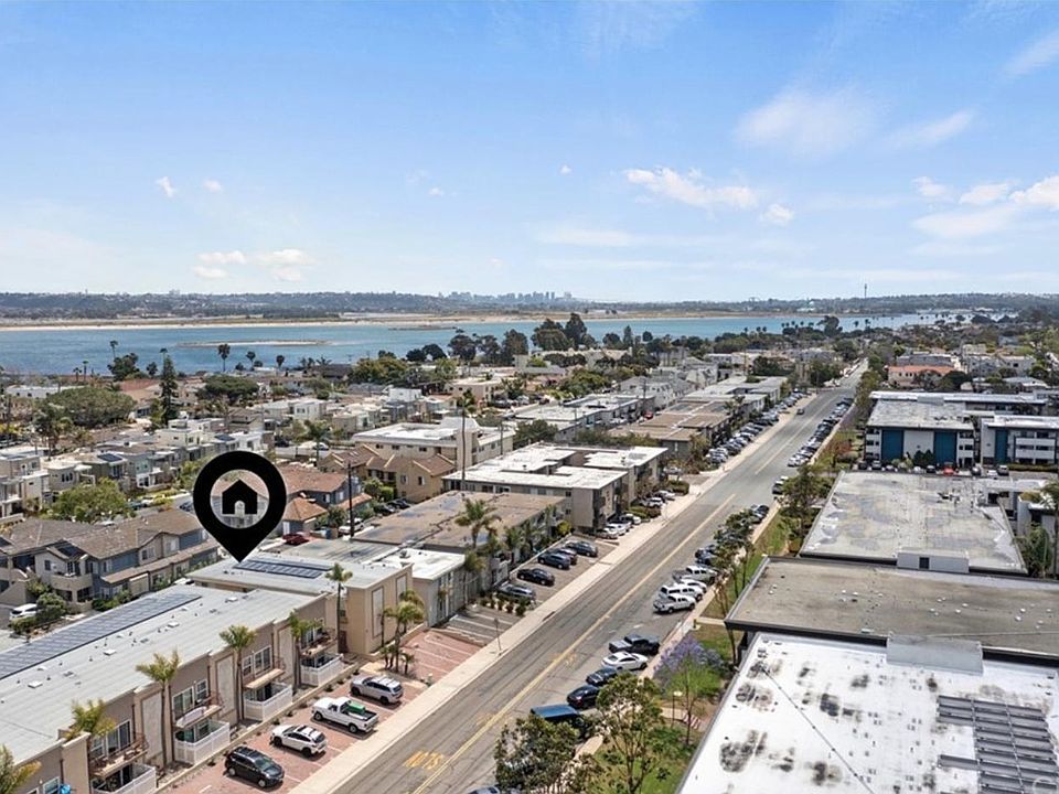 Very close to stores, restaurants and of course... the beaches and bay