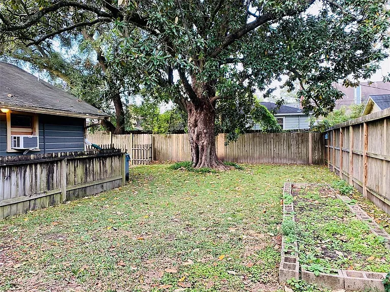 2223 Oxford St — Photo 11