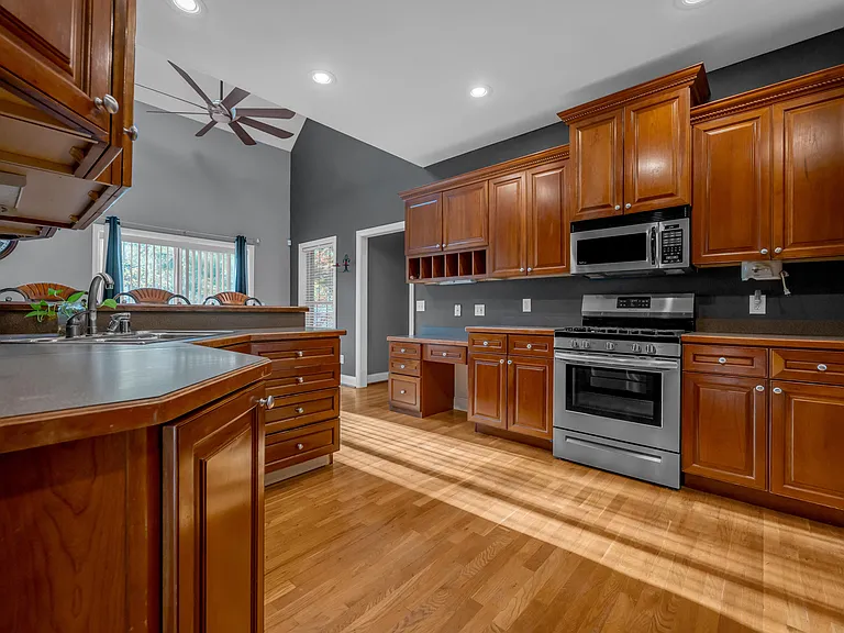 2185 Roswell Dr — Photo 6
