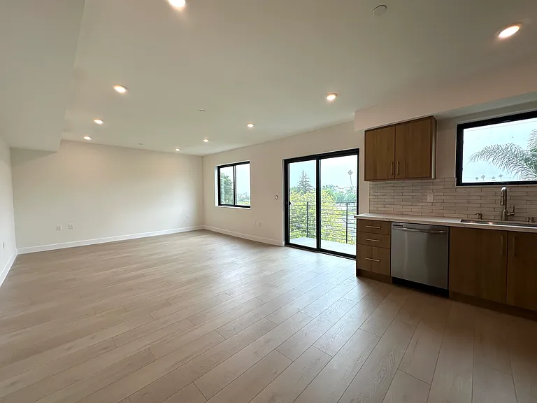 941 N Martel Ave #102 — Photo 33
